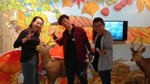 ３人組が訪ねて来た。