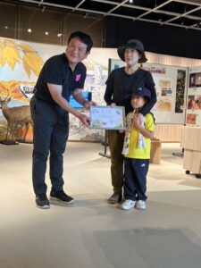 高千穂河原ビジターセンターリニューアル  （２０２２年８月５日）後  １００，０００人目が来館されました。